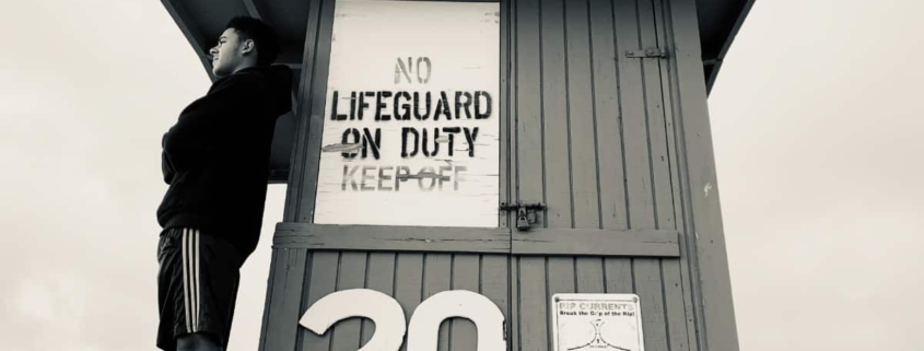 A man on a lifeguard tower, symbolizing hope and perspective in depression treatment. Looking towards a brighter future.